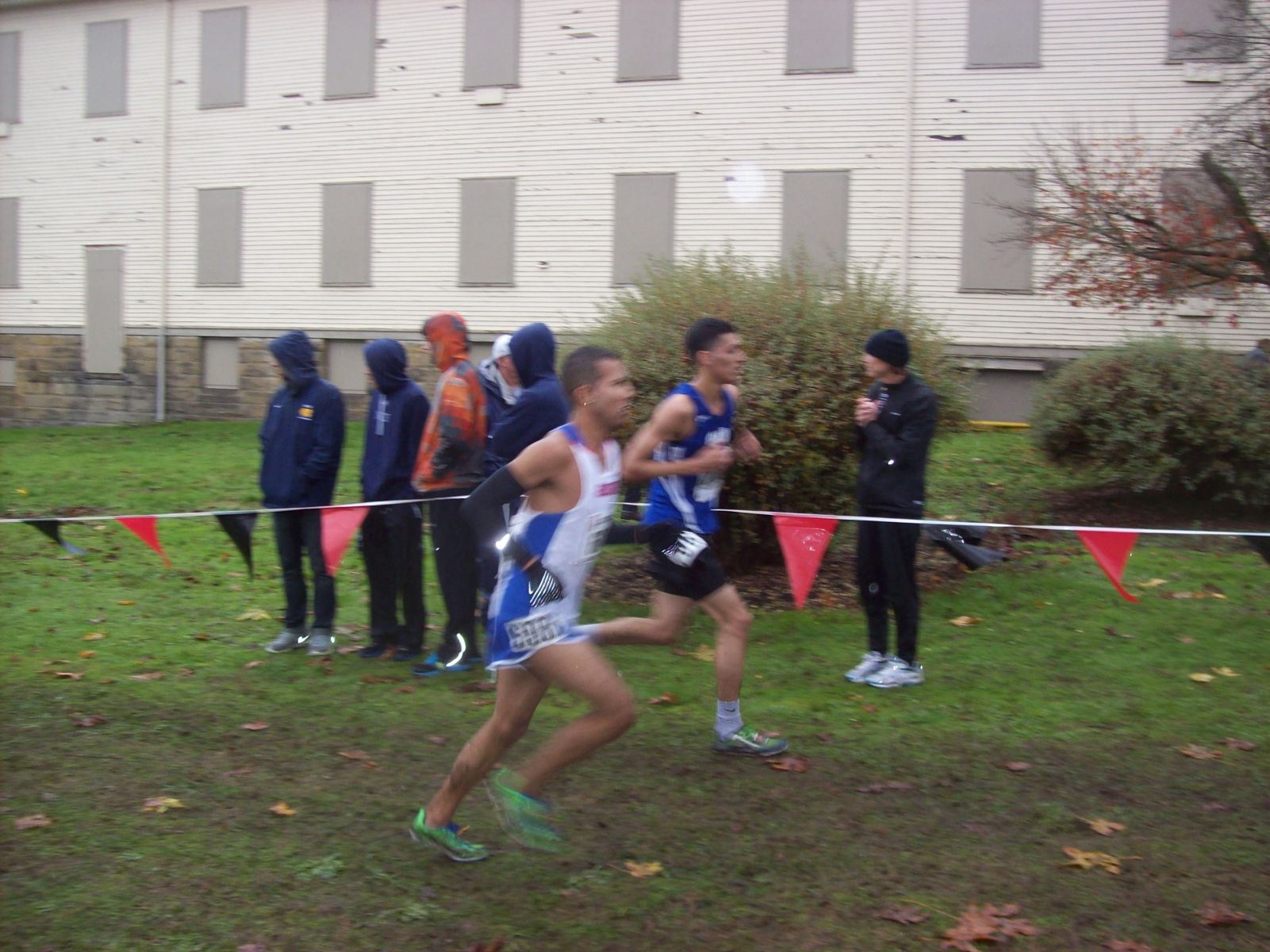 David Duque finished the 8K in 28:06.