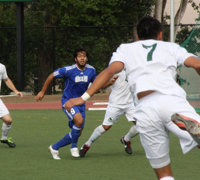 Aaron Guerrero waits for the kick during the game against Concordia.